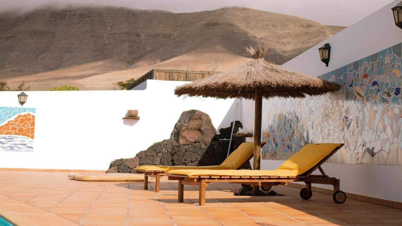 Bungalow Allende Famara Con Piscina Privada Y Ac Exteriör bild