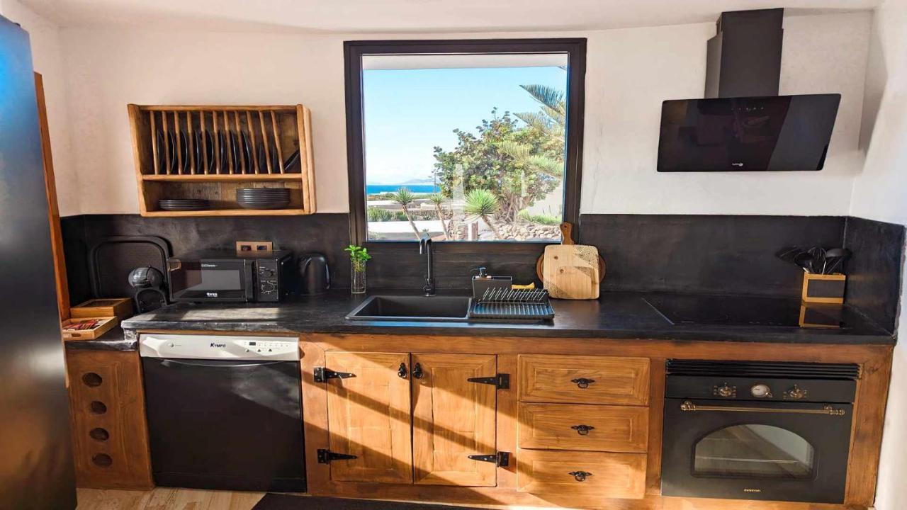 Bungalow Allende Famara Con Piscina Privada Y Ac Exteriör bild